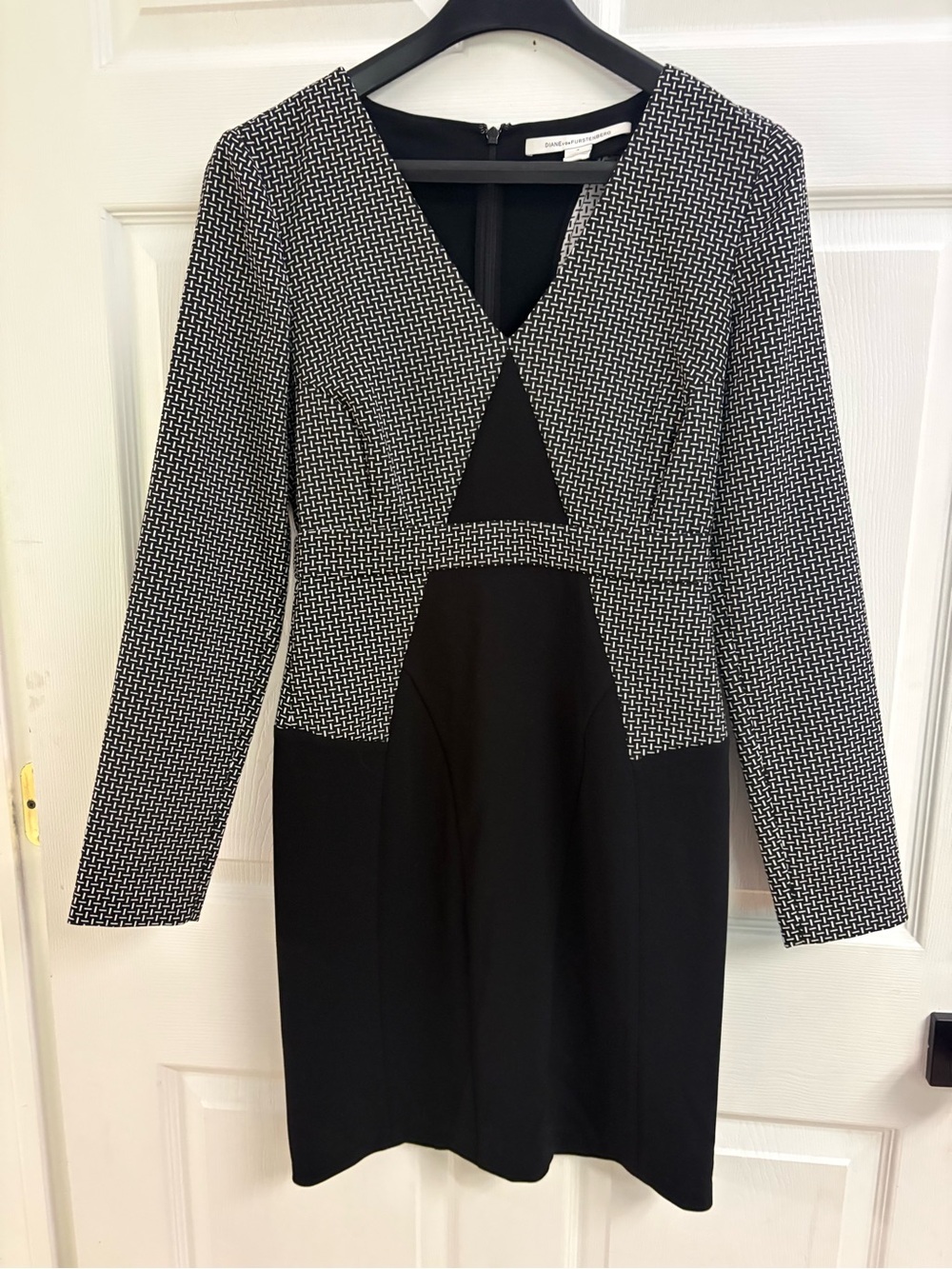 Diane Von Furstenberg NATASHA  BLACK V-NECK PRINT SHEATH DRESS sz 4